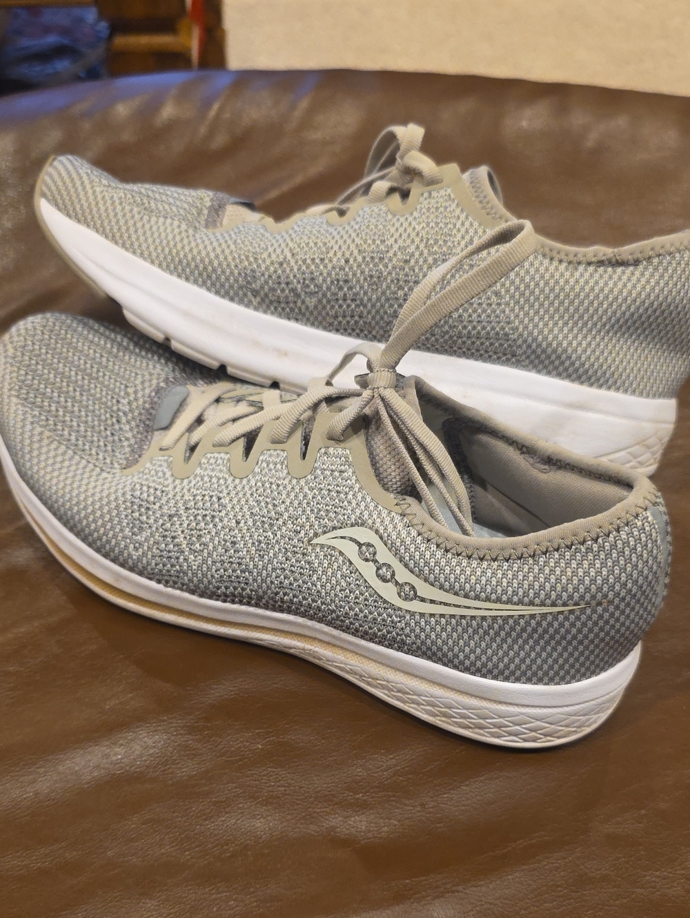 Saucony Versafoam Flame Womens Light Gray Knit Running Shoes Sz 9